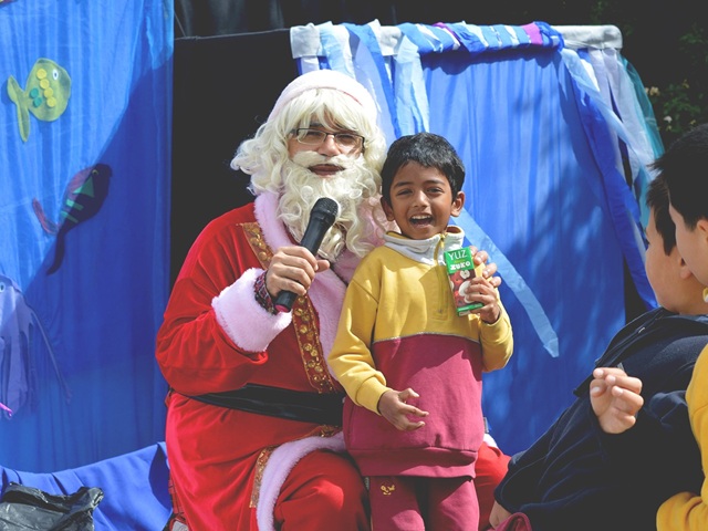 Viejito Pascuero y personajes animando evento navideño en Chile
