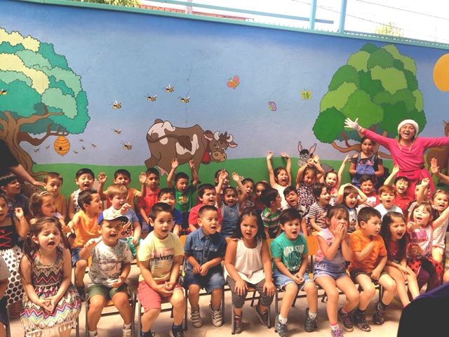 Duendes y pascueritas realizando dinámicas navideñas para niños