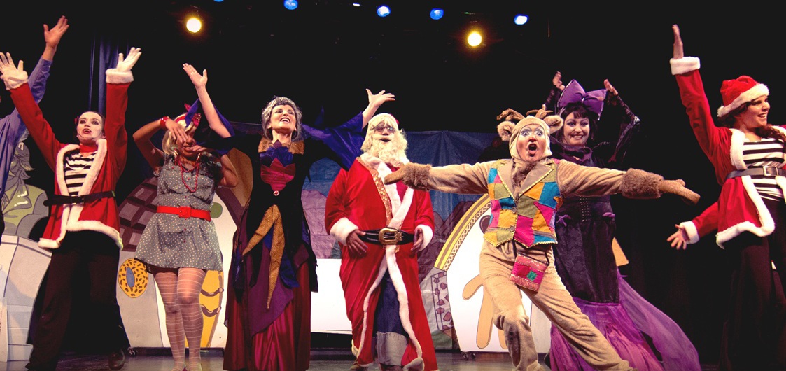 Elenco de Santa y los impostores del ritmo en escena